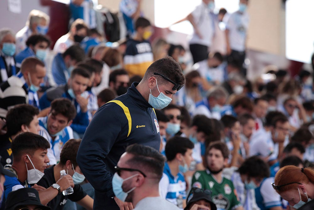 La afición del Deportivo de La Coruña llenó el fondo visitante, alentó a su equipo y mostró la hermandad existente entre ambos clubes