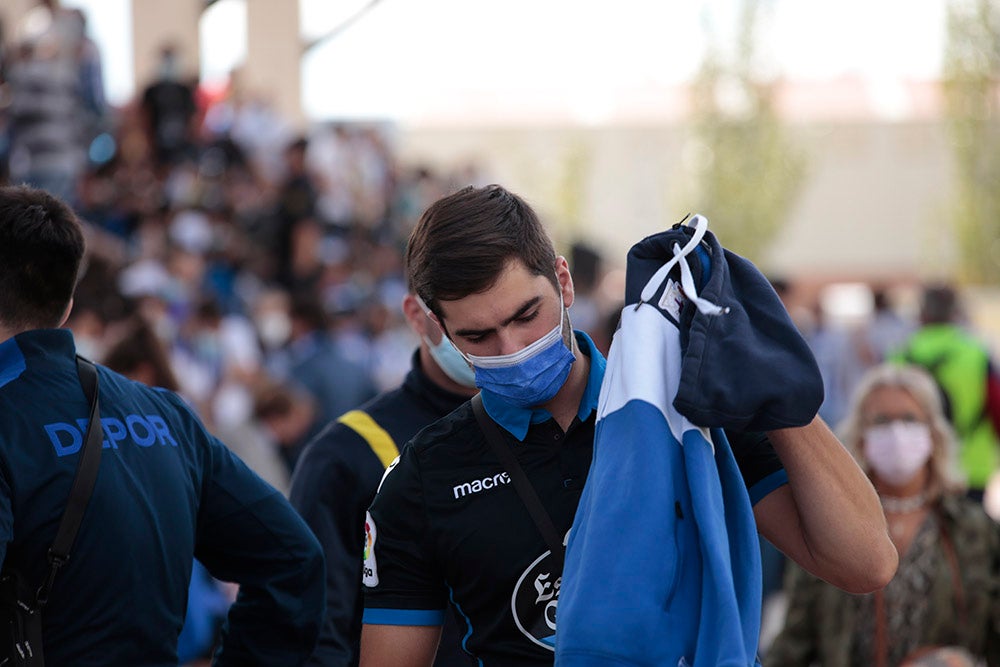 La afición del Deportivo de La Coruña llenó el fondo visitante, alentó a su equipo y mostró la hermandad existente entre ambos clubes