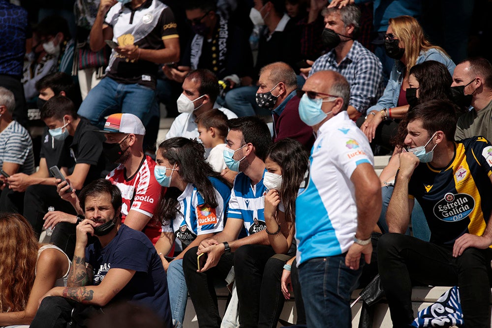 La afición del Deportivo de La Coruña llenó el fondo visitante, alentó a su equipo y mostró la hermandad existente entre ambos clubes