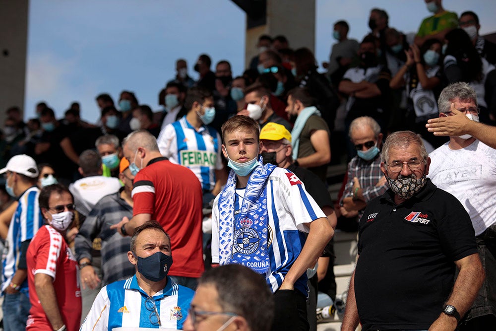 La afición del Deportivo de La Coruña llenó el fondo visitante, alentó a su equipo y mostró la hermandad existente entre ambos clubes