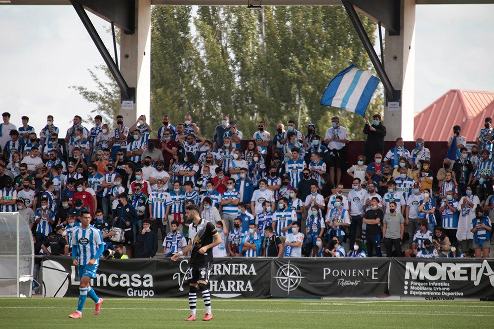 La afición del Deportivo de La Coruña llenó el fondo visitante, alentó a su equipo y mostró la hermandad existente entre ambos clubes