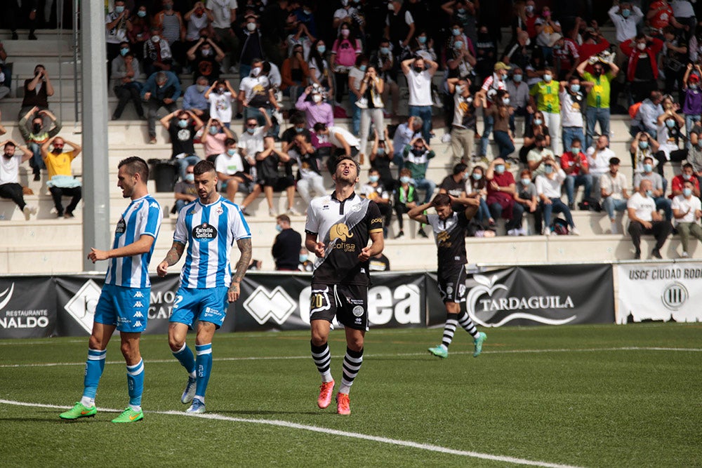 Victoria y liderato para Unionistas ante el Deportivo de La Coruña (2-1)