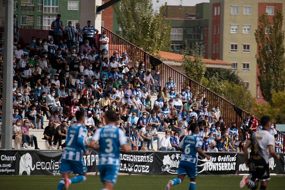 La afición del Deportivo de La Coruña llenó el fondo visitante, alentó a su equipo y mostró la hermandad existente entre ambos clubes