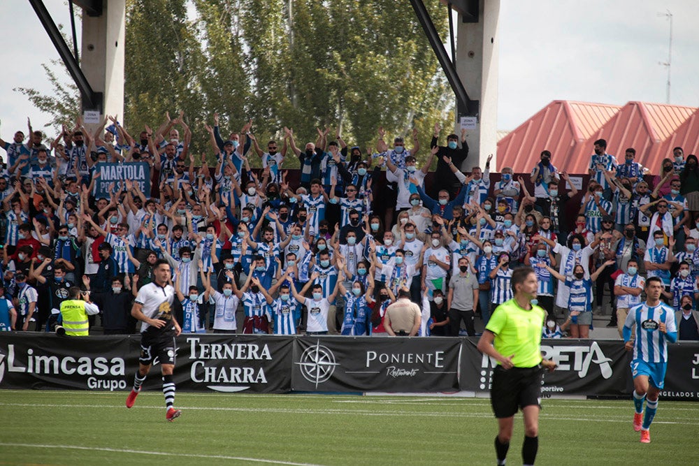 La afición del Deportivo de La Coruña llenó el fondo visitante, alentó a su equipo y mostró la hermandad existente entre ambos clubes