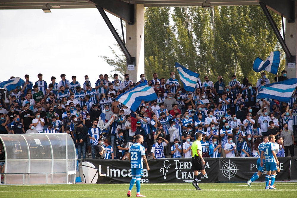 La afición del Deportivo de La Coruña llenó el fondo visitante, alentó a su equipo y mostró la hermandad existente entre ambos clubes