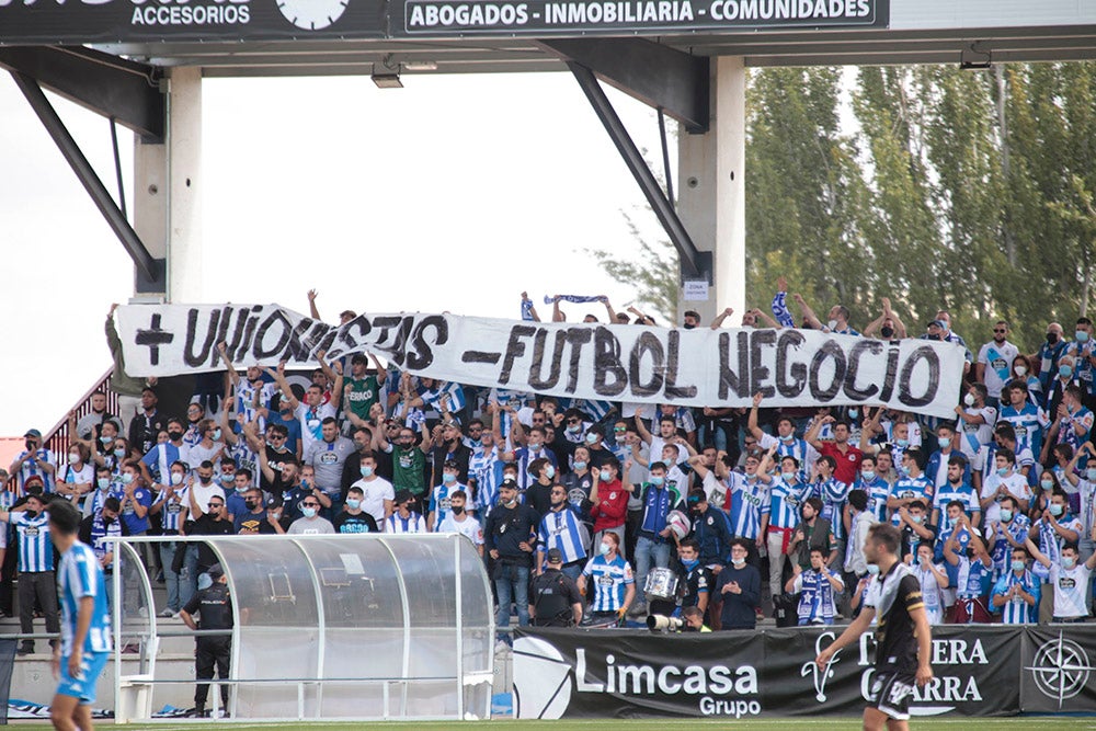 La afición del Deportivo de La Coruña llenó el fondo visitante, alentó a su equipo y mostró la hermandad existente entre ambos clubes