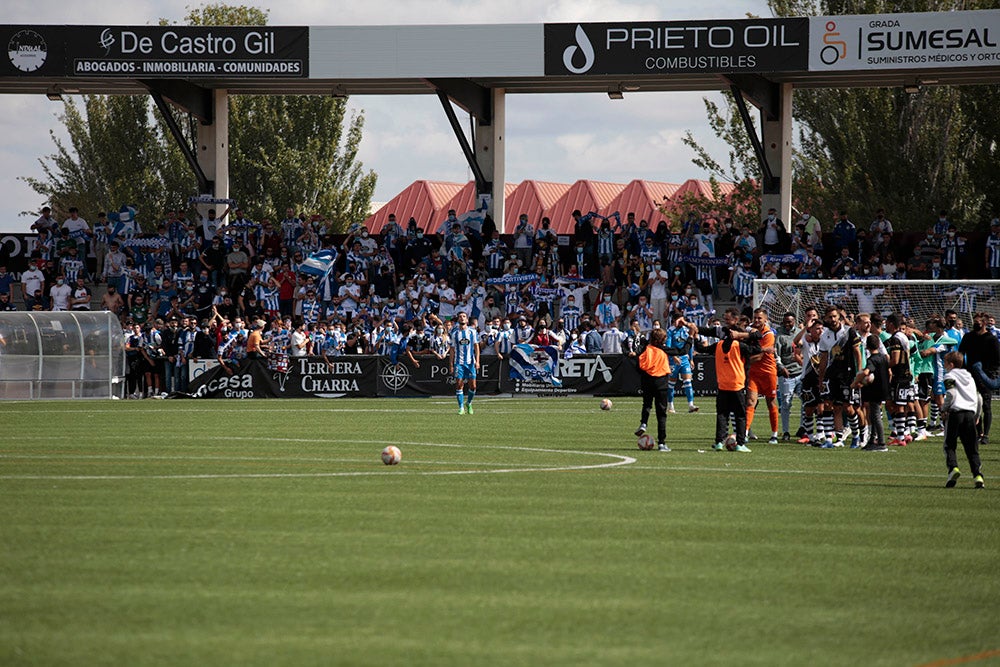 La afición del Deportivo de La Coruña llenó el fondo visitante, alentó a su equipo y mostró la hermandad existente entre ambos clubes