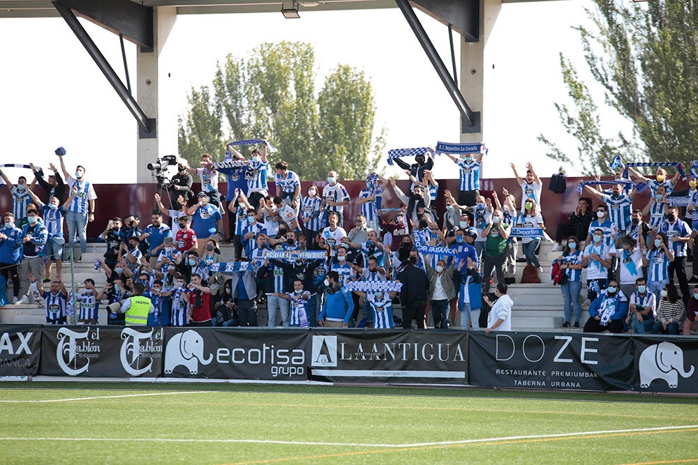 La afición del Deportivo de La Coruña llenó el fondo visitante, alentó a su equipo y mostró la hermandad existente entre ambos clubes