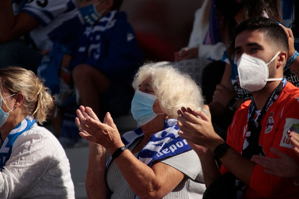 La afición del Deportivo de La Coruña llenó el fondo visitante, alentó a su equipo y mostró la hermandad existente entre ambos clubes