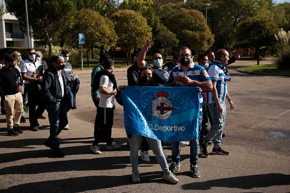 La afición del Deportivo de La Coruña llenó el fondo visitante, alentó a su equipo y mostró la hermandad existente entre ambos clubes