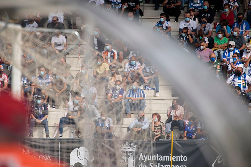 La afición del Deportivo de La Coruña llenó el fondo visitante, alentó a su equipo y mostró la hermandad existente entre ambos clubes