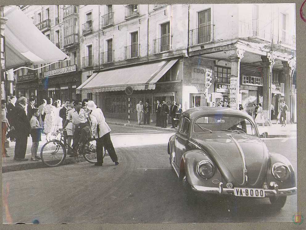 Años 60. Un agente dando indicaciones a un ciclista.