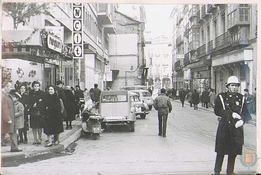 Añoa 70. Un agente en la calle Teresa Gil.