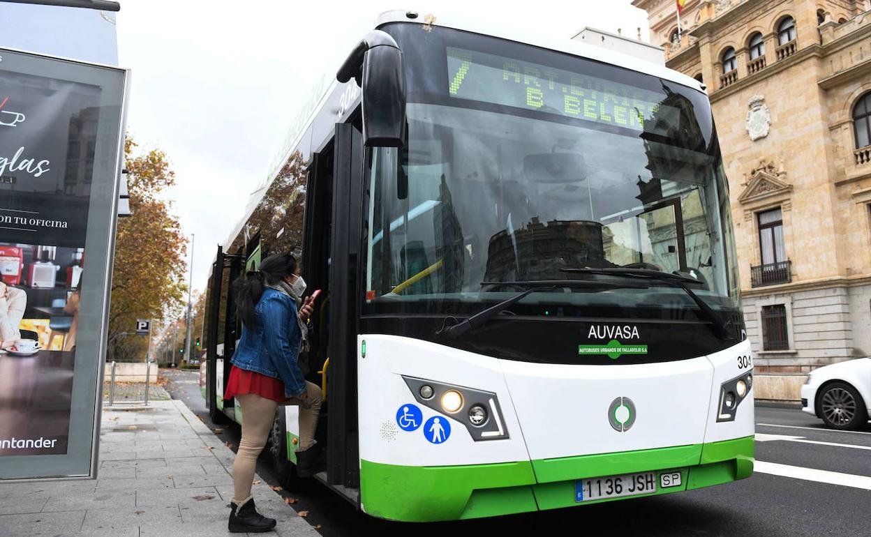 Un autobús de Auvasa, durante una de sus paradas.