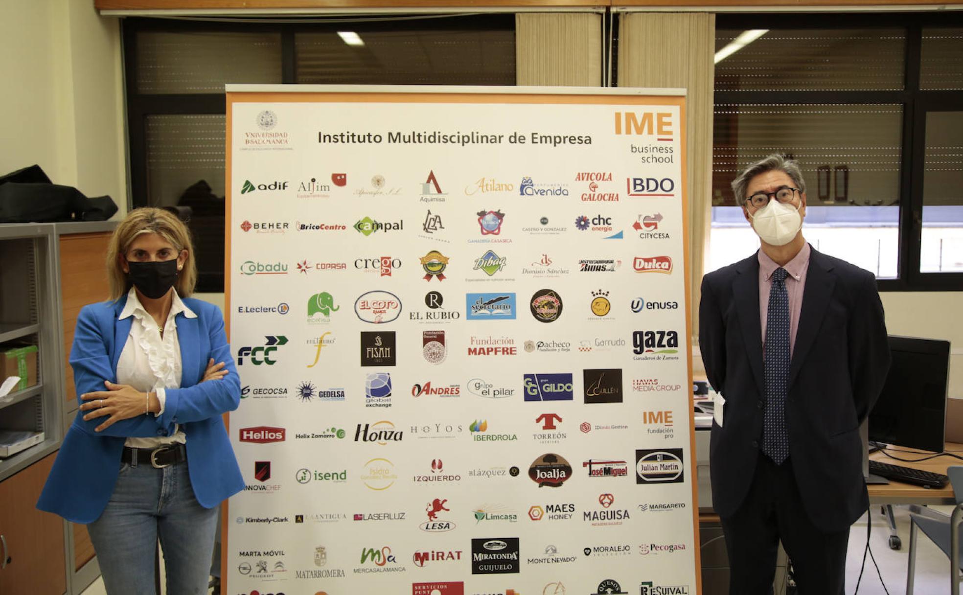 Chabela de la Torre, coordinadora académica, junto al director de los másteres executive, Julio Pindado. 