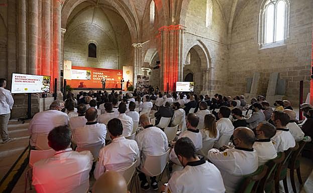 Imagen principal - Los cocineros distinguidos en la Guía Michelin, durante el acto que se celebró en la iglesia de Abadía Retuerta. Abajo, María Paz Robina Rosat y Miguel Pereda. 