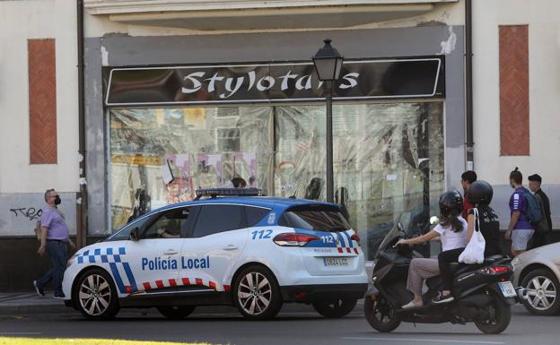 Identificado en Palencia con una tele y una barra de sonido que acababa de robar en un piso