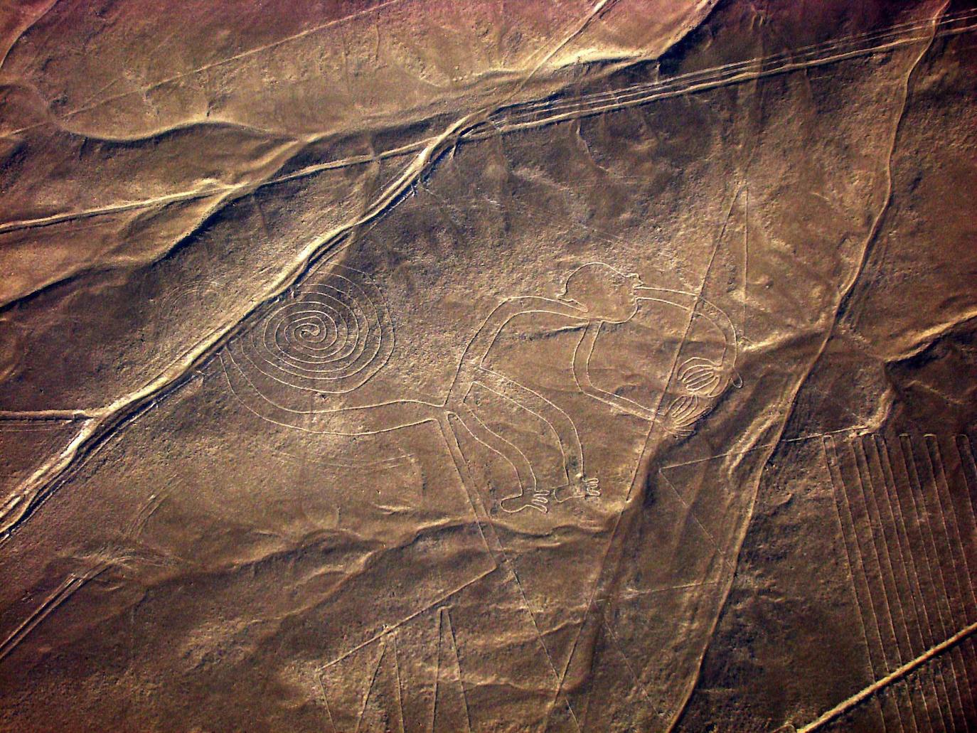 Líneas de Nazca (Perú). Los geoglifos encontrados en el desierto de Perú están fechados entre los años 400 y 200 a.C. y fueron todo un misterio para los expertos de todo el mundo, que no tenían ni idea de qué podían significar esas líneas.