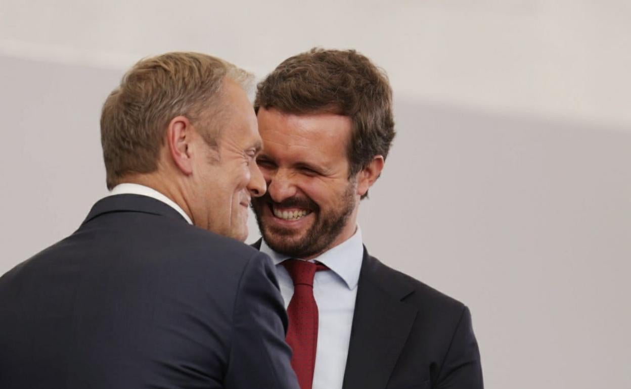 Pablo Casado saluda a Donald Tusk en Valladolid. 