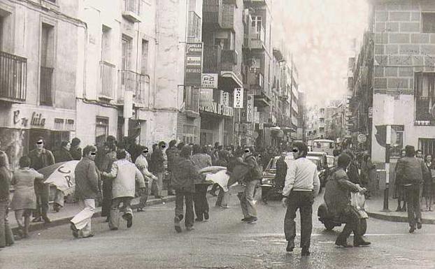 Manifestantes a la carrera perseguidos por la policía. 