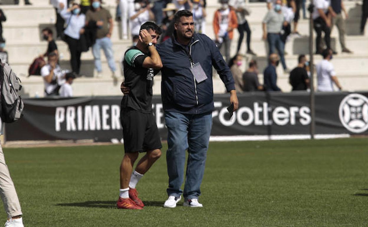 Yeray García, consolado por el presidente en la despedida. 