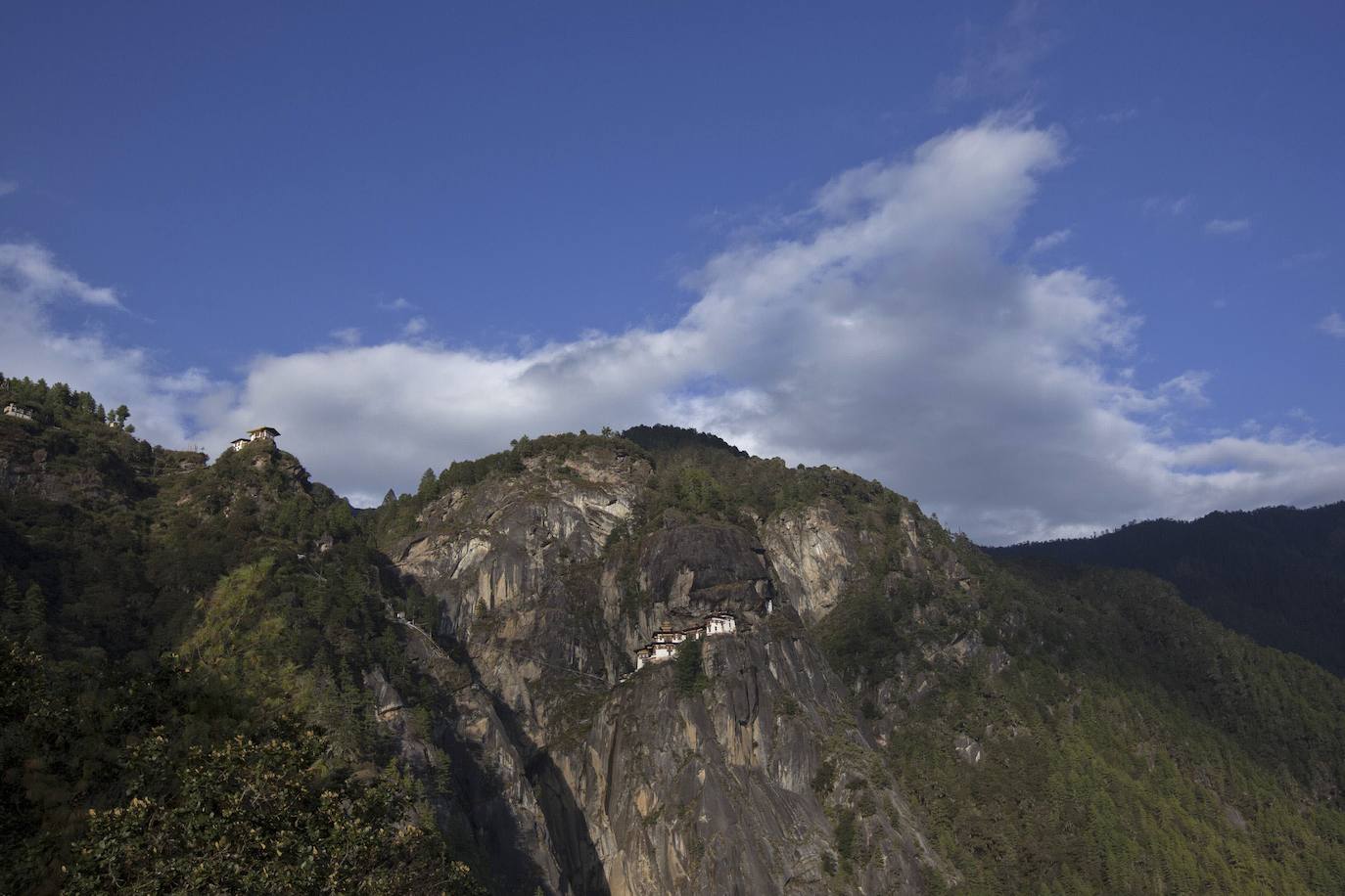 Bután (Asia). Este país está escondido entre montañas y está muy lejos de las masificaciones de turistas a las que estamos acostumbrados. Naturaleza, templos y tranquilidad destacan la belleza de este atractivo destino.