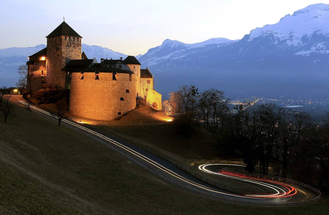 Liechtenstein (Europa). Es uno de los países más pequeños del mundo, un auténtico escenario de cuento de hadas en medio de los Alpes. Visitar este destino te teletransportará a otra época, rodeado de castillos, montañas y un encanto muy particular.