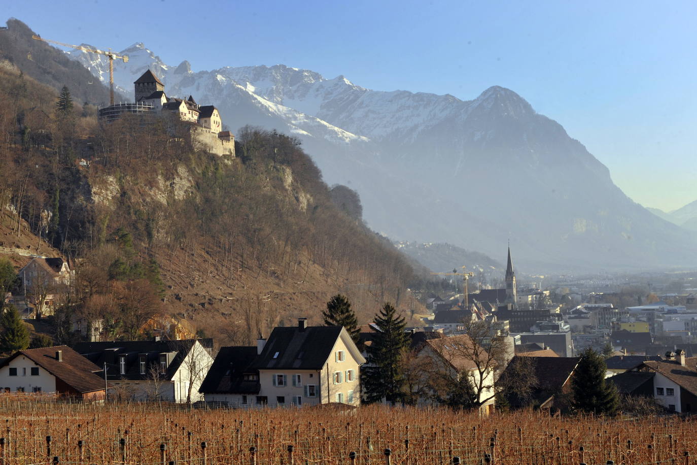 Liechtenstein (Europa). Es uno de los países más pequeños del mundo, un auténtico escenario de cuento de hadas en medio de los Alpes. Visitar este destino te teletransportará a otra época, rodeado de castillos, montañas y un encanto muy particular.