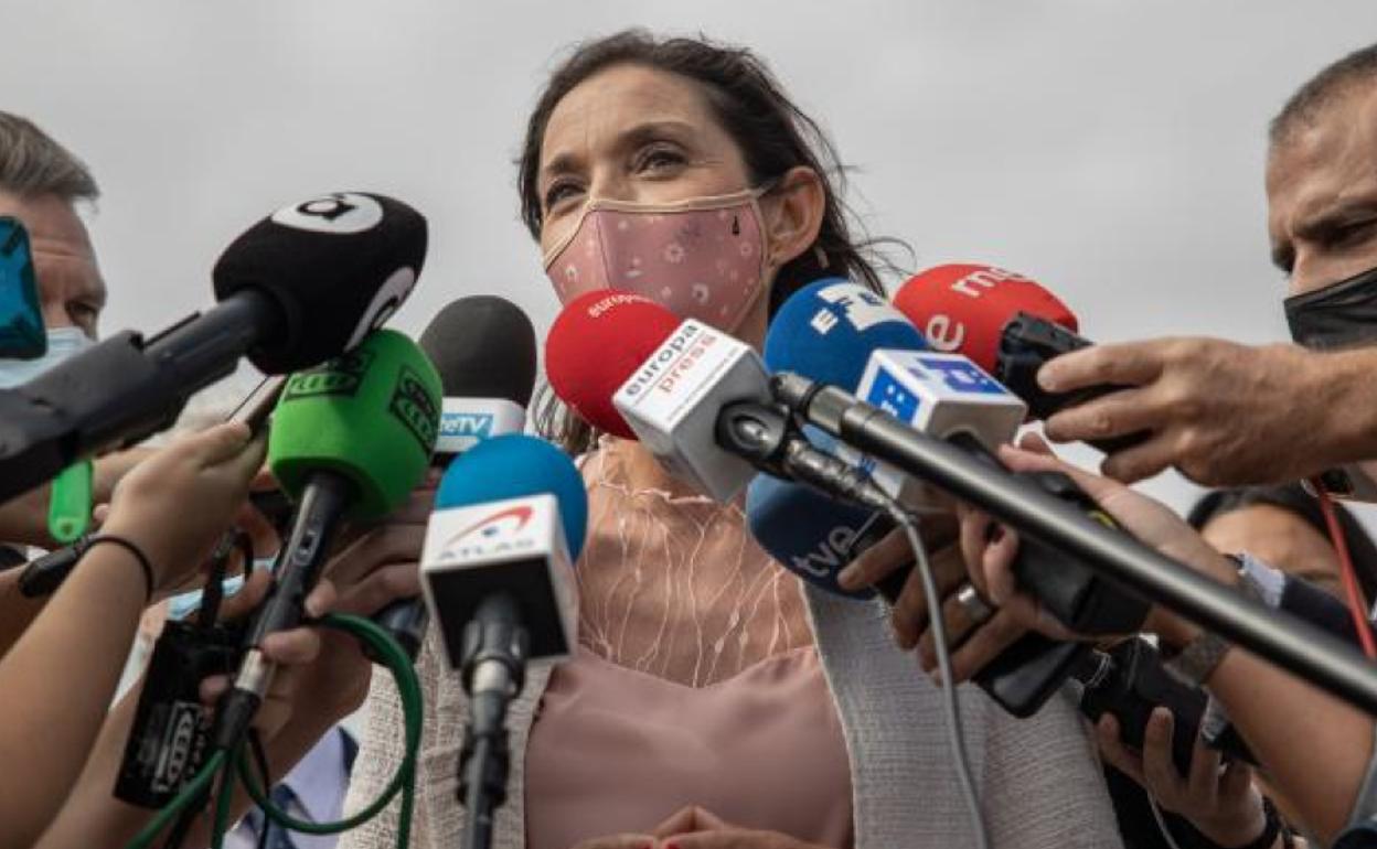 Reyes Maroto atiende a los medios. 