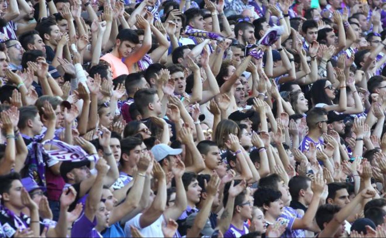 Aficionados en Zorrilla antes dle inicio de las restricciones