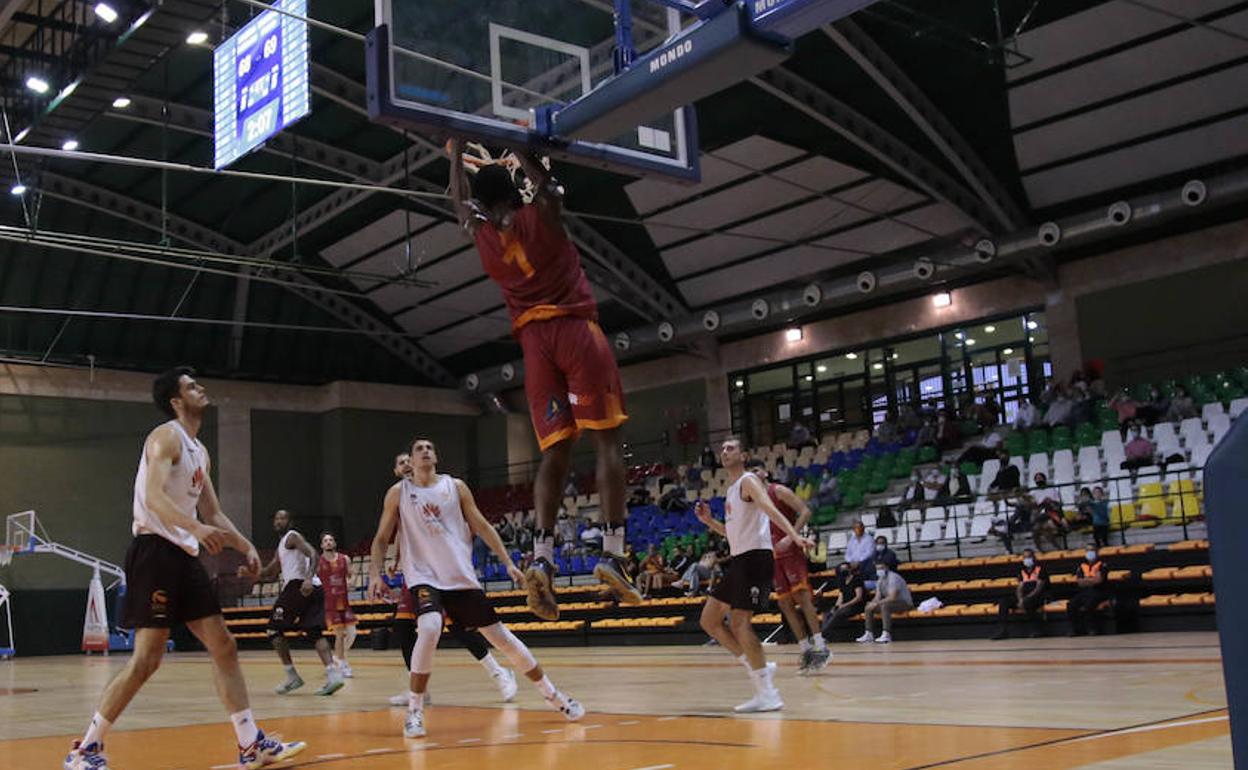 El Aquimisa Carbajosa Empresarial remonta al final al Zentro Madrid (82-74)
