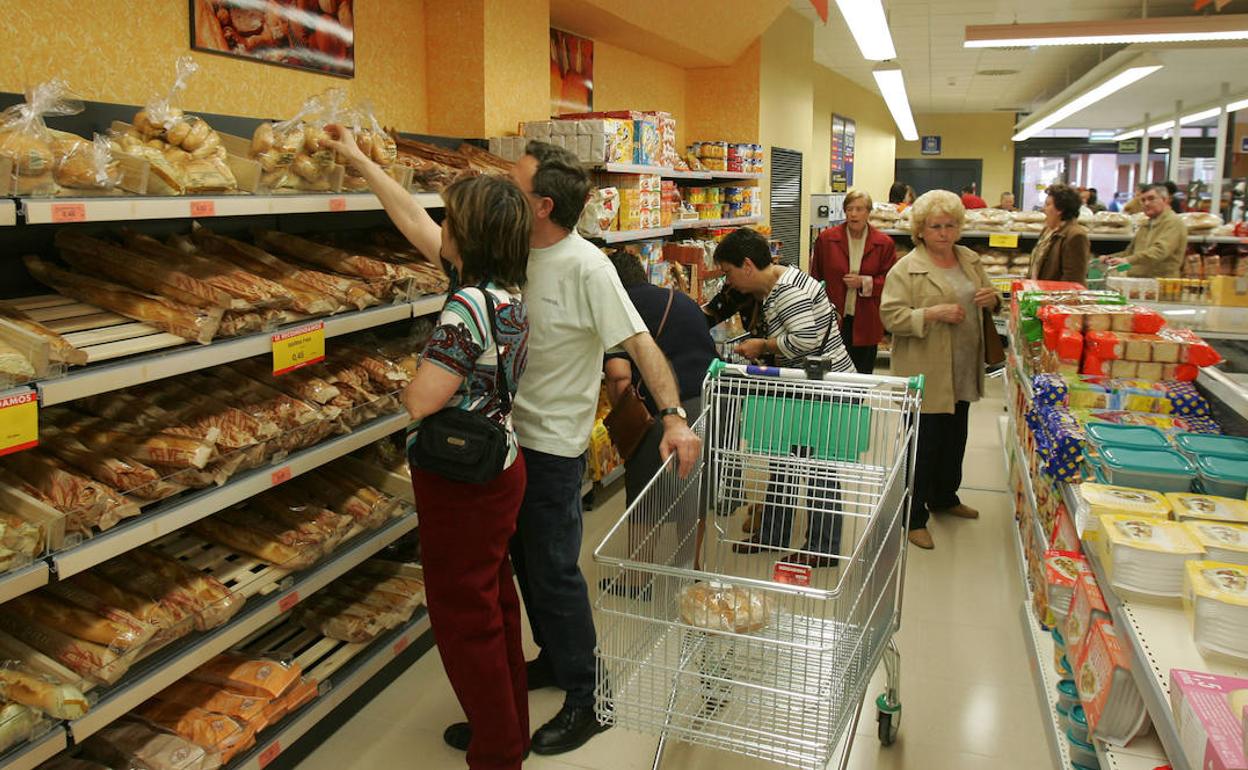 Clientes en un supermercado de Zamora