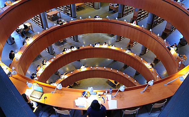 Biblioteca central de la UNED. 
