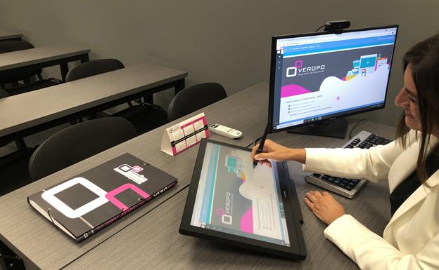 Una de las profesoras de Veropo, en una de sus aulas.