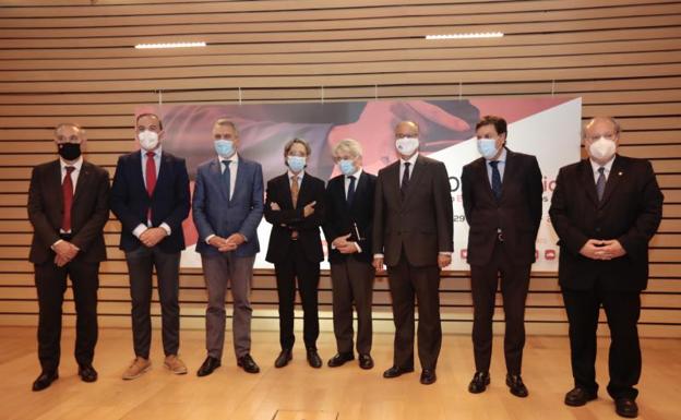 En la imagen aparece Juan Carlos de Margarida (cuarto por la drcha), responsable de ECOVAEstudios, acompañado del presidente nacional de los economistas, Valentín Pich (a su derecha) y las autoridades asistentes.