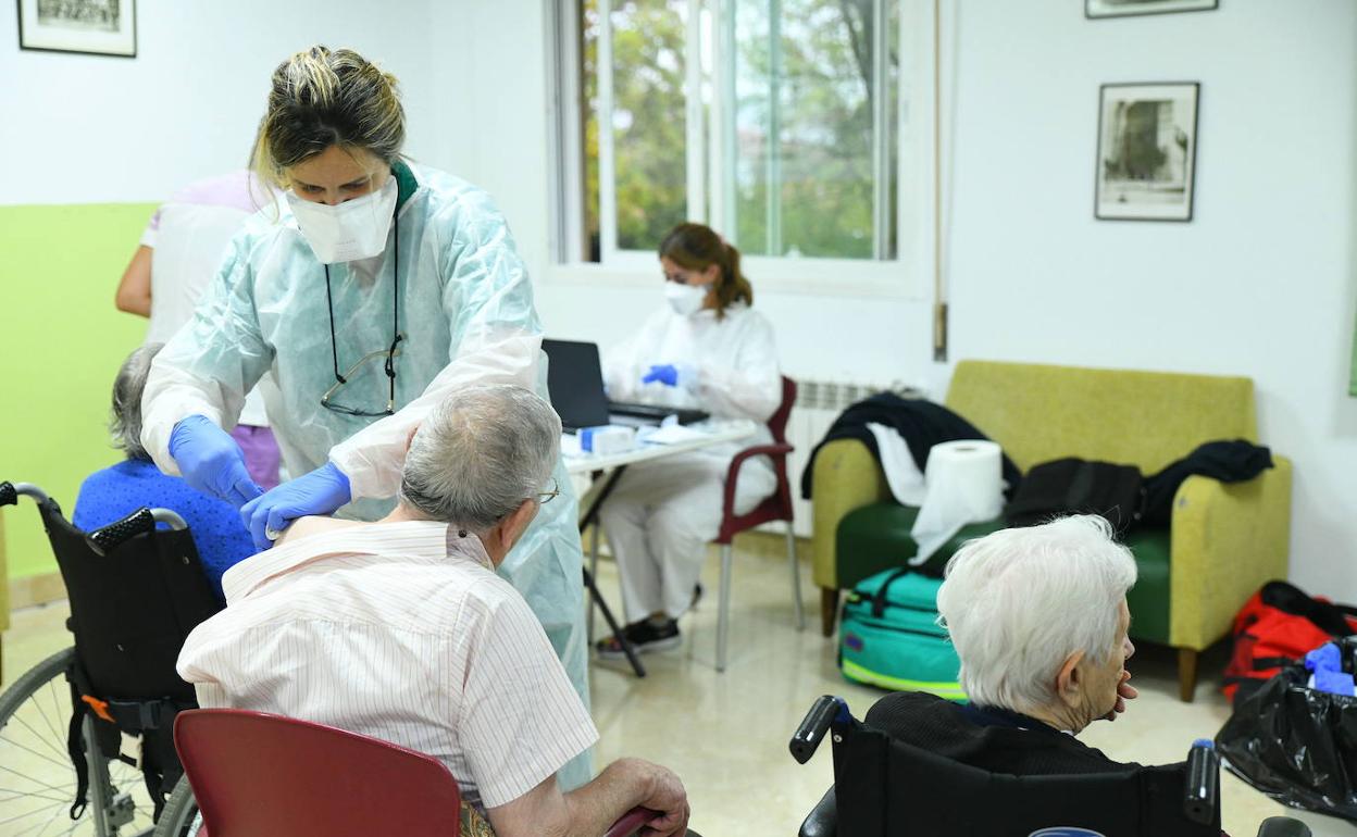 Vacunación de la tercera dosis en la residencia El Villar de Laguna de Duero. 