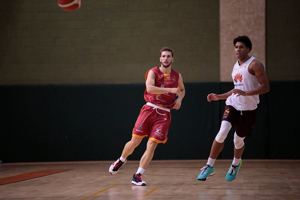 El Aquimisa Carbajosa Empresarial remonta al final al Zentro Madrid (82-74)