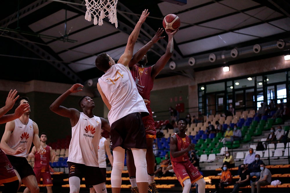 El Aquimisa Carbajosa Empresarial remonta al final al Zentro Madrid (82-74)