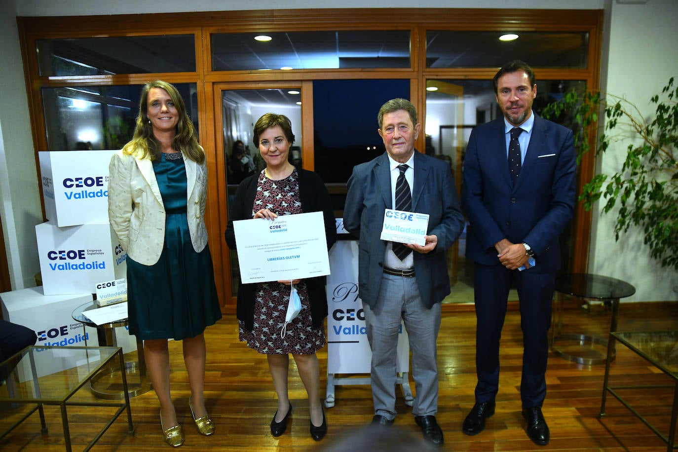 Fotos: Premios de CEOE Valladolid para la librería OLETVM y la farmacéutica Curia