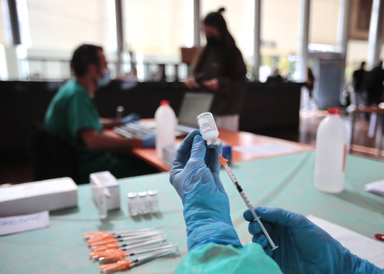 Fotos: El Centro Cultural Miguel Delibes de Valladolid cierra sus puertas como &#039;vacunódromo&#039;