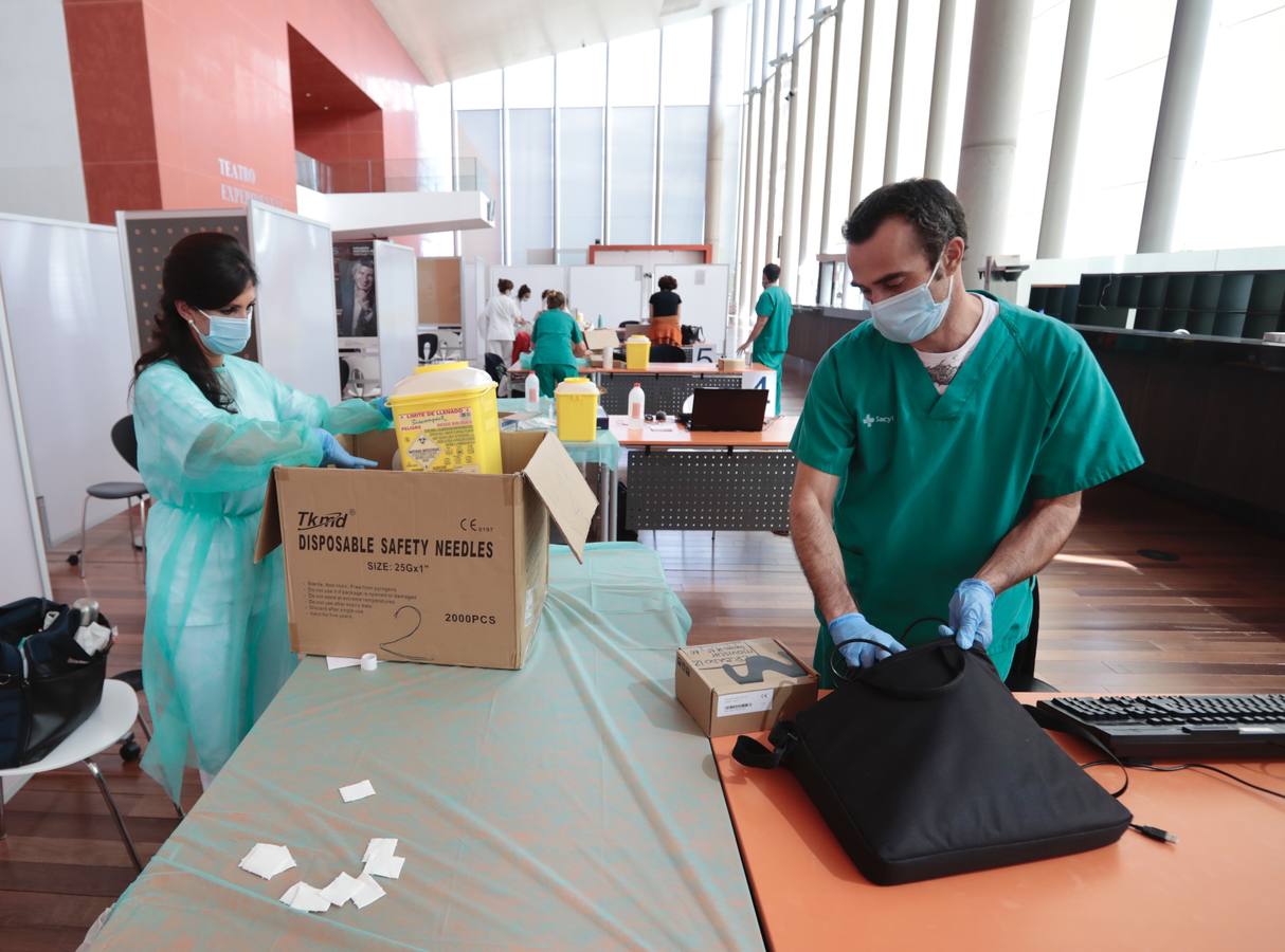 Fotos: El Centro Cultural Miguel Delibes de Valladolid cierra sus puertas como &#039;vacunódromo&#039;