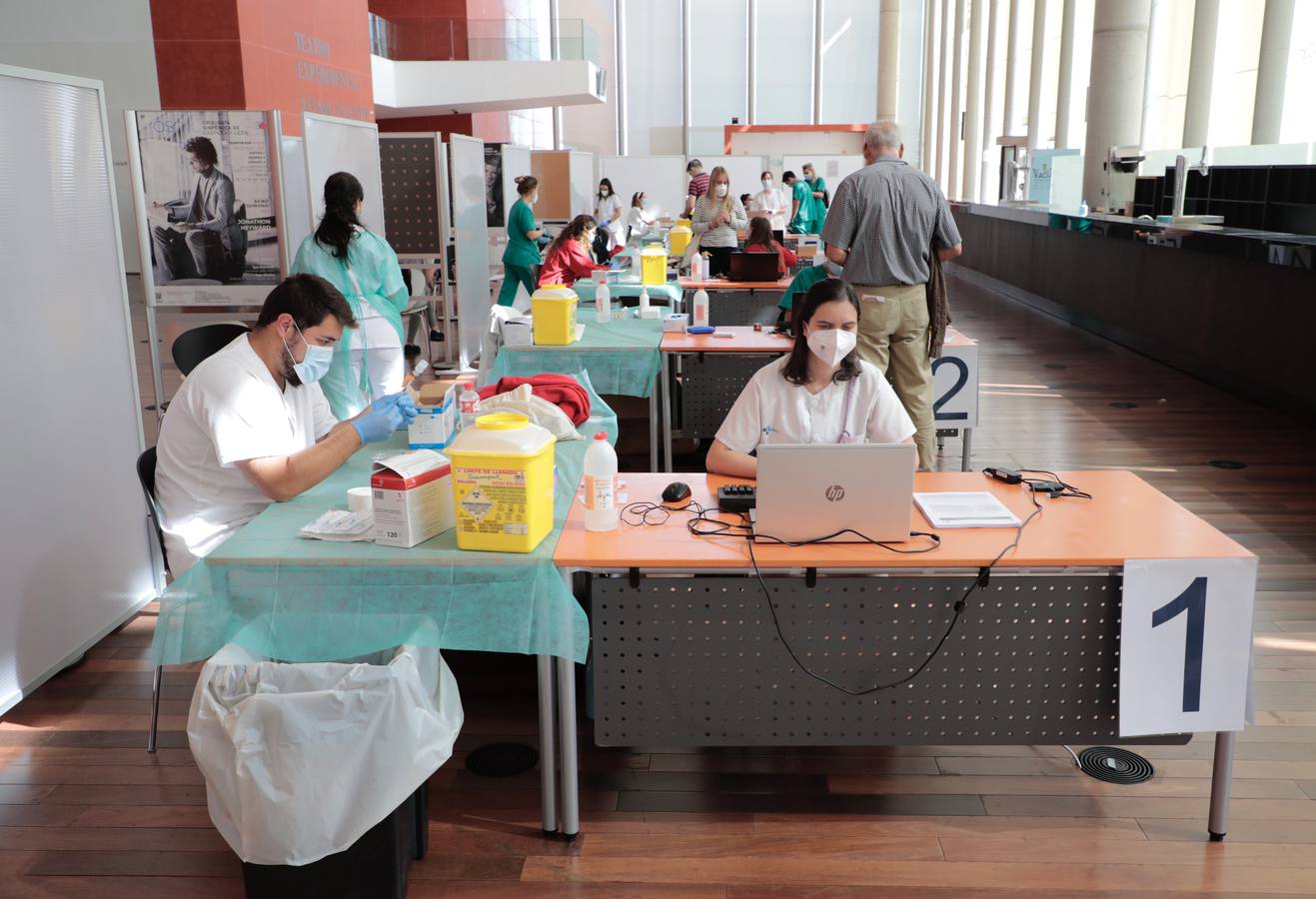 Fotos: El Centro Cultural Miguel Delibes de Valladolid cierra sus puertas como &#039;vacunódromo&#039;