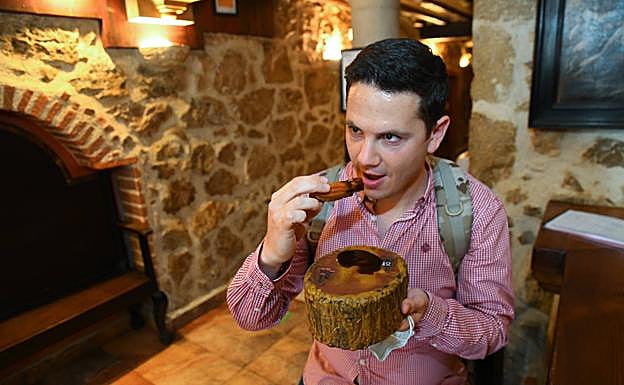 Un joven prueba una de las creativas elaboraciones. 