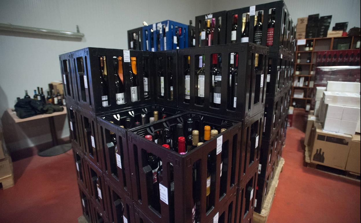 Botellas en un almacén de distribución. 