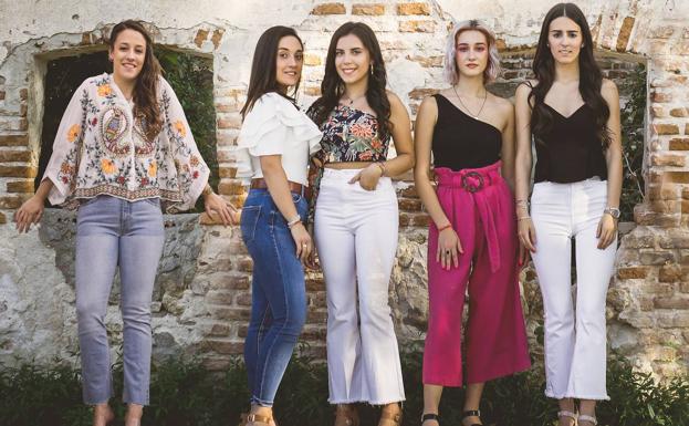 Reinas de las fiestas 2021 de Mojados (Vera López a la izquierda) y 2020 (Lucía García, Raquel Núñez, Lucia Cubero y Sandra Yuguero a la derecha).