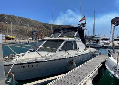 Imagen secundaria 1 - La alemana Jacqueline Rehm perdió su casa y ahora duerme en un velero en el puerto de Tazacorte, cerca de la lancha de Luis.