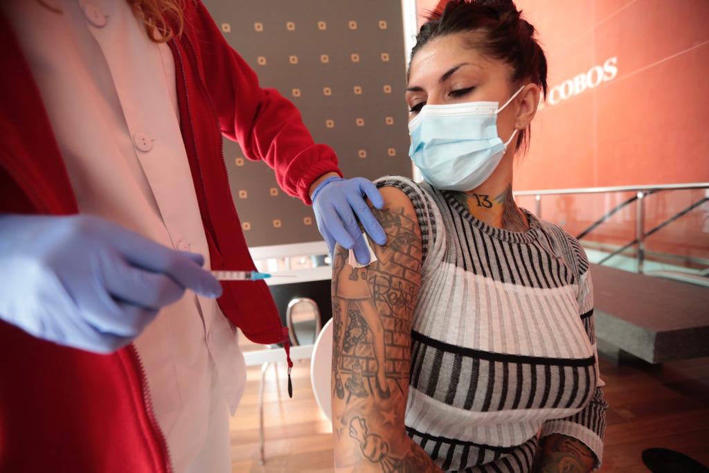 La cantante La Keka recibe su dosis. 