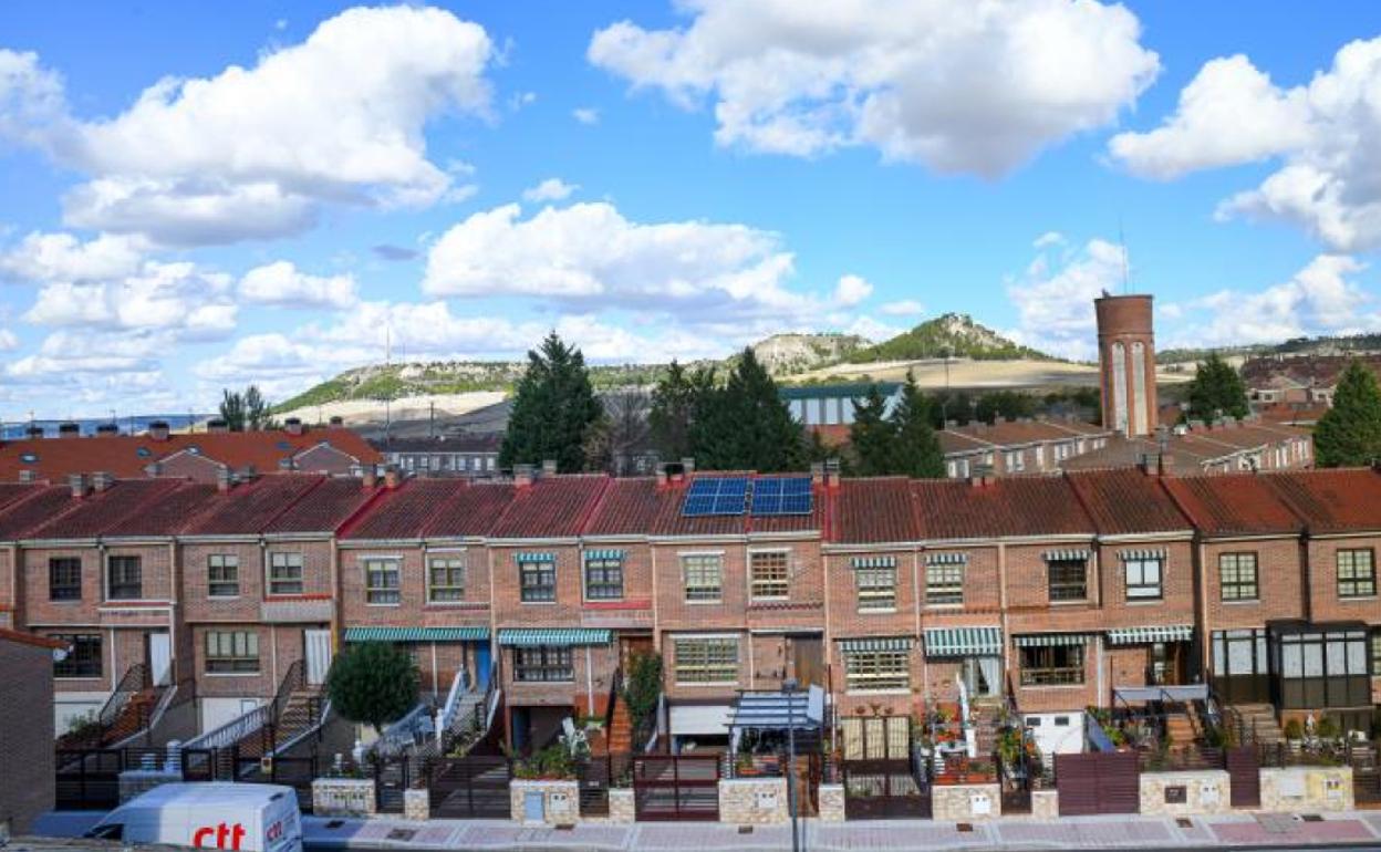 Placas fotovoltaicas sobre el tejado de una vivienda unifamiliar en La Cistérniga