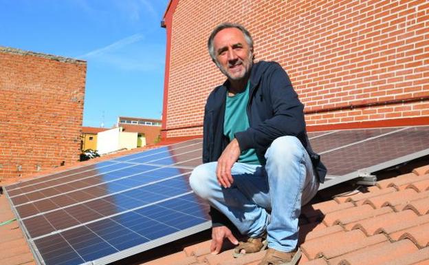 Ángel López: «Las placas pueden llegar a producir más energía en invierno que en verano»