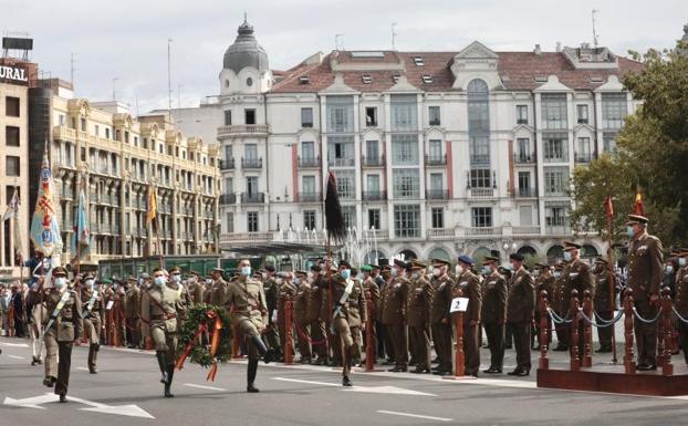 Desfile durante el homenaje a los caídos ante la Academia de Caballería. 